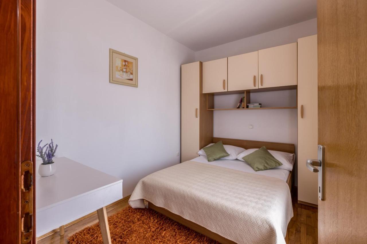 Family Apartments Jadrijevic Primosten Exterior photo